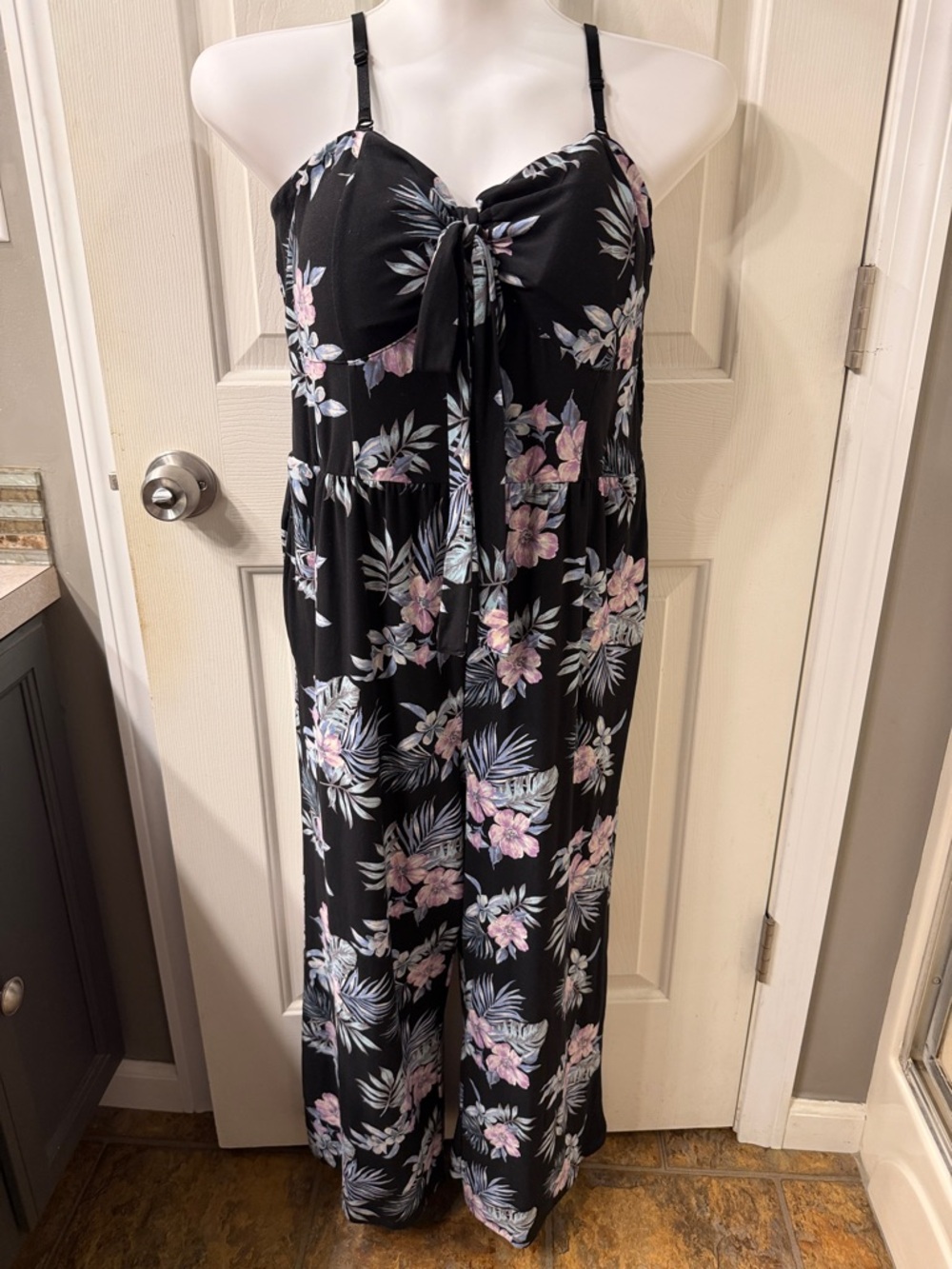 Black Floral Tie-Front Wide-Leg Capri Jumpsuit